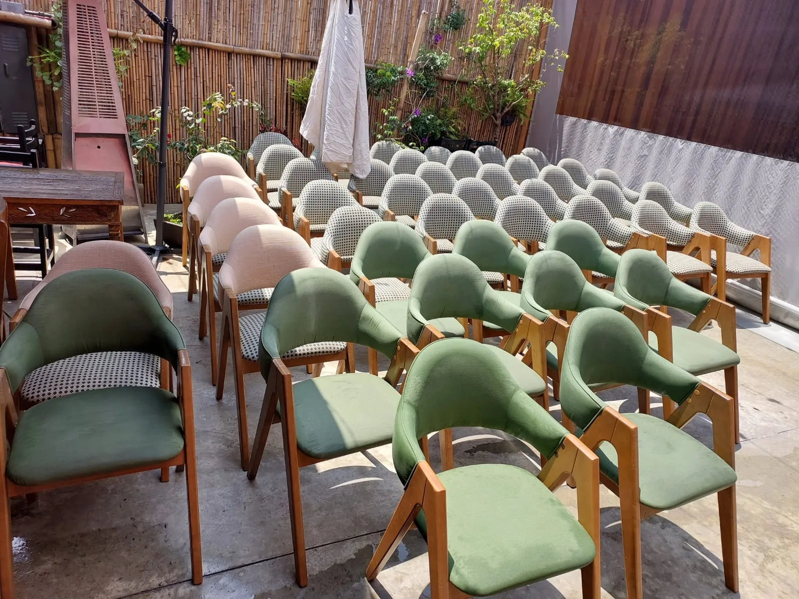 Cadeiras estofadas organizadas para atendimento em área externa