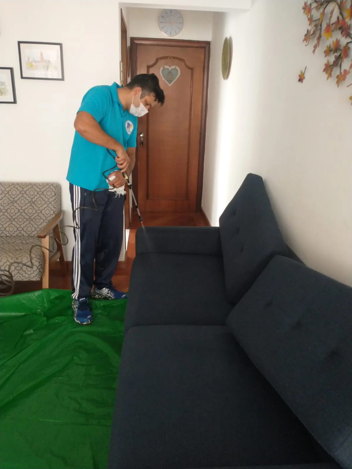 Profissional da Railimp realizando impermeabilização de sofá em residência em São Paulo