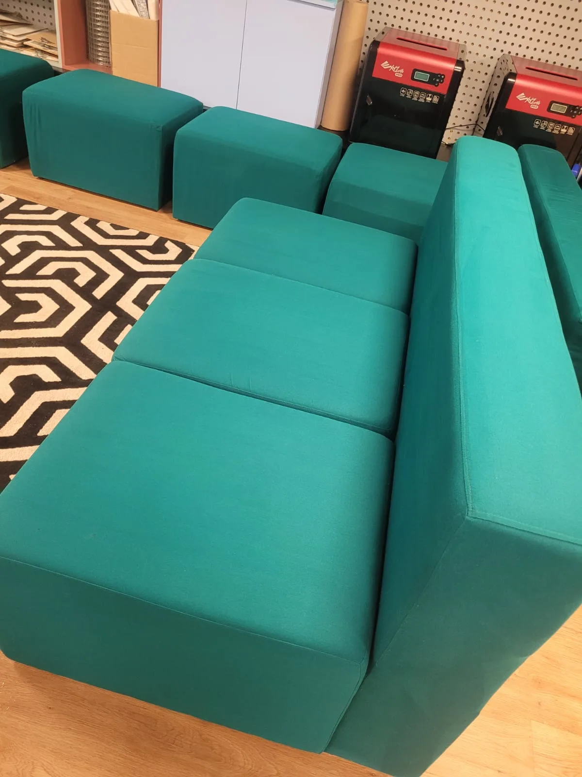 Higienização de poltronas corporativas em ambiente de escritório
